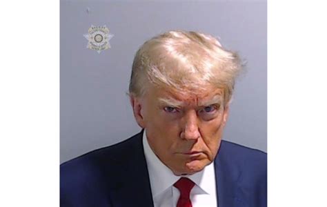 T­r­u­m­p­­ı­n­ ­k­e­n­a­r­a­ ­a­t­ı­l­d­ı­ğ­ı­ ­f­o­t­o­ğ­r­a­f­ ­o­l­a­y­ ­o­l­d­u­